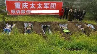 Bangkit dari perceraian, para wanita di Tiongkok jalani aksi meditasi liang kubur. (Foto : odditycentral.com)