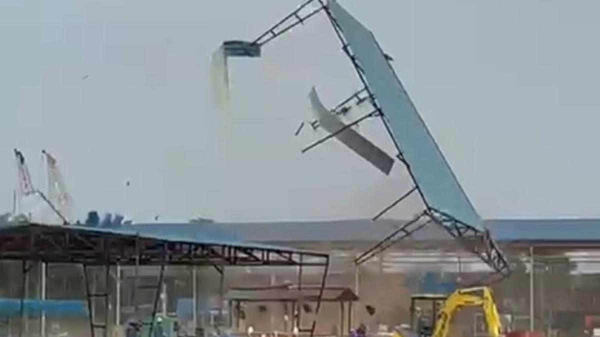 Puting Beliung Mengamuk di Kawasan Industri Batam, Dua Shelter Terbang