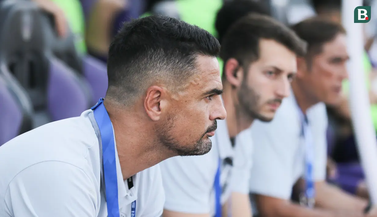 Pelatih Persita Tangerang, Carlos Pena, tampak lesu setelah anak asuhnya takluk dari Persebaya dalam laga pekan kedua BRI Super League 2025/2026 di Indomilk Arena, Tangerang, Sabtu (16/8/2025) sore WIB. (Bola.com/Abdul Aziz)