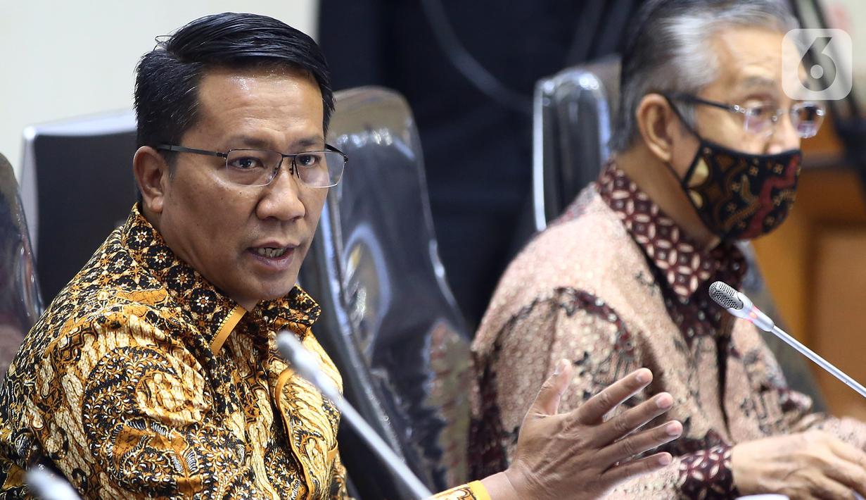 Ketua Badan Legislasi (Baleg) DPR RI Supratman Andi Agtas memimpin Rapat Kerja dengan pemerintah di Kompleks Parlemen, Jakarta, Kamis (22/7/2020). Panitia Kerja Rancangan Undang-undang (Panja RUU) Omnibus Law Cipta Kerja membahas daftar inventarisasi masalah (DIM). (Liputan6.com/Johan Tallo)