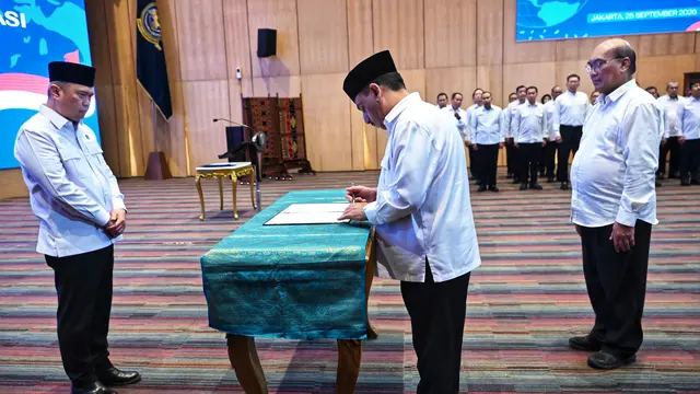 Menteri Perhubungan (Menhub) Dudy Purwagandhi melantik ketua dan anggota Komite Nasional Keselamatan Transportasi (KNKT) masa jabatan 2026-2030, di Kantor Pusat Kementerian Perhubungan, Jakarta. (Dok Kemenhub)
