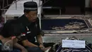 Komedian Doyok berdoa disamping jenazah Alm Eko Koeswoyo alias Eko DJ di kawasan Pondok Kelapa, Jakarta, Selasa (28/3). Eko DJ meninggal dunia dalam usia 65 tahun. (Liputan6.com/Herman Zakharia)