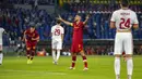 Gelandang AS Roma, Lorenzo Pellegrini melakukan selebrasi usai mencetak gol ke gawang CSKA Sofia pada pertandingan grup C Liga Europa di Stadion Olimpiade Roma, Jumat (17/9/2021). Pellegrini mencetak dua gol dan mengantar AS Roma menang telak atas CSKA Sofia 5-1. (AP Photo/Andrew Medichini)