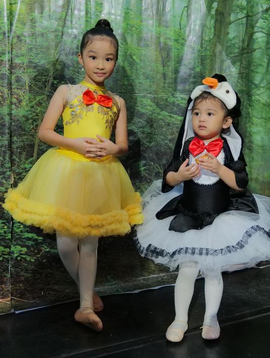 <p>Melalui akun Instagram pribadinya, Thalia membagikan potret kebersamaan dengan adiknya, Thania. Adik kakak ini terlihat cantik mengenakan baju ballet. [Foto: instagram.com @thaliaputrionsu]</p>