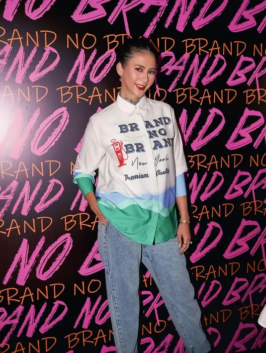 Padu padan OOTD super kece dari Paula Verhoeven saat belum mengenakan hijab. Ia memadukan kemeja putih yang bersorak semarak engan celana jeans dan riasan wajah yang bold. [Foto: Instagram/paula_verhoeven]