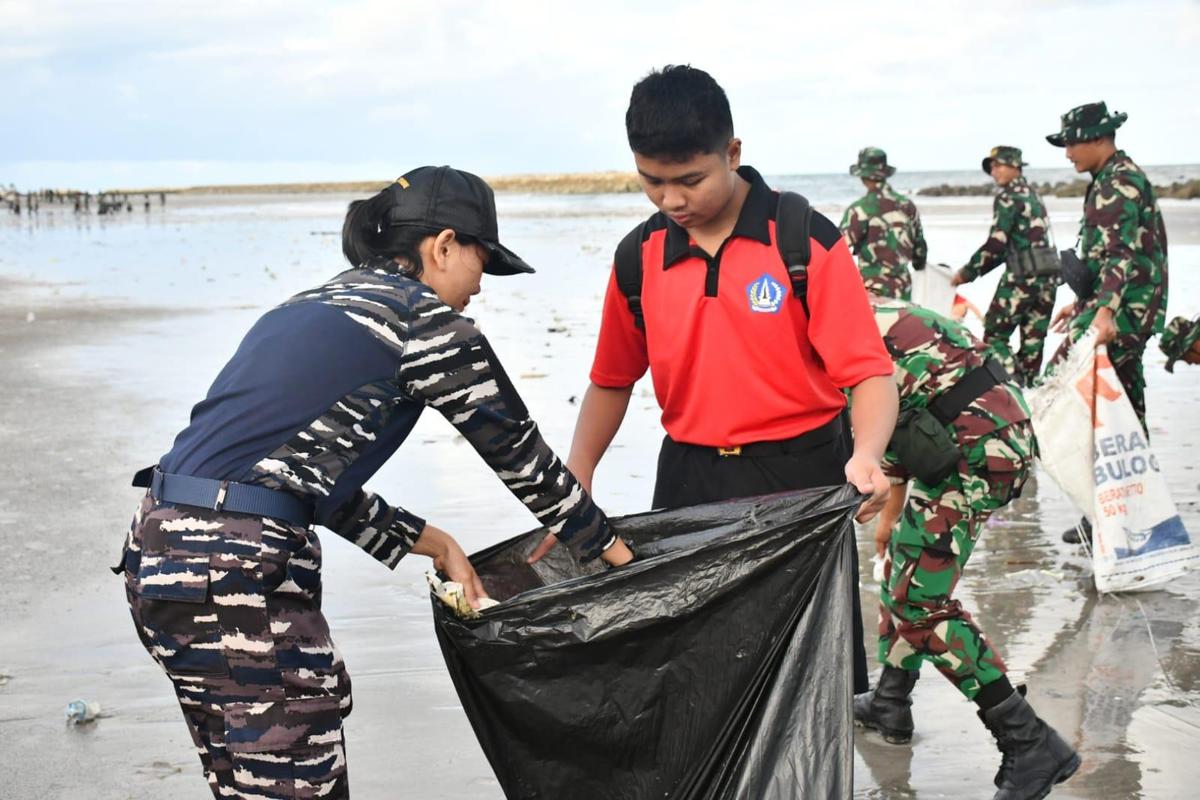 TNI AL Kerahkan Prajurit Bantu Bersih-Bersih Pantai Kuta