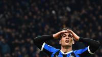 Striker Inter Milan, Lautaro Martinez, tampak kecewa gagal membobol gawang Barcelona pada laga Liga Champions di Stadion San Siro, Milan, Selasa (10/12). Inter kalah 1-2 dari Barcelona. (AFP/Miguel Medina)