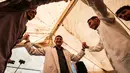 Petugas medis Muadh Al-Raqab merayakan pernikahannya bersama rekan-rekannya di sebuah tenda di jalur Gaza selatan, Palestina (2/5). Pasangan petugas medis ini harus melangsungkan pernikahannya di dalam tenda. (AFP Photo/Said Khatib)