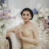 Erina Gudono memiliki gaya busana yang begitu menarik perhatian. Kerap kenakan kebaya di ragam kesempatan, transformasi gaya megahnya dengan perhiasan terlihat signifikan. [Foto: Instagram/ Erina Gudono]