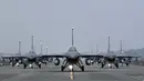Jet tempur F-16V Angkatan Udara Taiwan berada pada landasan pacu saat latihan di Chiayi, Taiwan, Rabu (5/1/2022). Pilot Angkatan Udara Taiwan melakukan latihan untuk mensimulasikan intersepsi pesawat China ke zona identifikasi pertahanan udara Taiwan. (Sam Yeh/AFP)