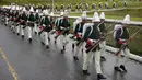 Tentara berseragam bersejarah tiba untuk upacara peringatan pertempuran Boyaca yang menyegel kemerdekaan Kolombia dari Spanyol di Puente de Boyaca, Kolombia, Senin (7/8/2023). (AP Photo/Ivan Valencia)
