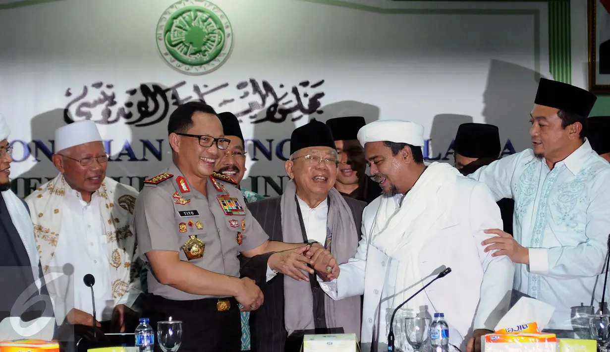 Kapolri Jenderal Pol Tito Karnavian (ketiga kiri) menyalami Ketua Dewan Pembina GNPF-MUI, M Rizieq Shihab usai memberi keterangan di gedung MUI, Jakarta, Senin (28/11). Keduanya bertemu untuk membahas aksi 2 Desember. (Liputan6.com/Helmi Fithriansyah)