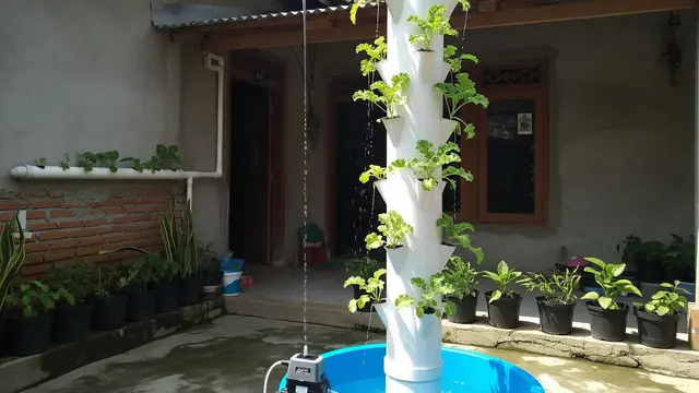 Desain Kebun Sayur Tower Garden dari Pipa Paralon (AI)