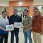 Ketua Umum KONI Jabar, Ahmad Saefudin dan Ketua Harian KONI Kabupaten Cianjur Tendi Hidayat saat menyerahkan bantuan untuk insan olah raga di Cianjur./Ist