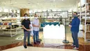 Managing Director IUIGA Indonesia William Firman (kiri) bersama GM Pondok Indah Mall Eka Dewanto (tengah) dan Asistant Promotion Manager Pondok Indah Mall Daniel (kanan) pada pembukaan gerai IUIGA Pondok Indah Mall 1 (PIM1), Jakarta, Sabtu (28/08/2021). (Liputan6.com/HO/IUIGA)