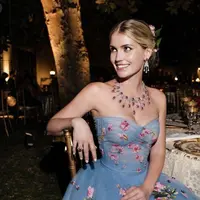 Lady Kitty Spencer, keponakan mendiang Putri Diana, kembali menarik perhatian publik lewat cincin pertunangan dan nikahannya yang memesona. (Foto: Instagram/ Lady Kitty Spencer)