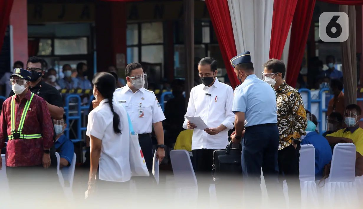 Presiden Joko Widodo (tengah) didampingi Menkes Budi Gunadi Sadikin (kanan) serta Menhub Budi Karya Sumadi (kiri) dan Gubernur DKI Jakarta Anies Baswedan meninjau vaksinasi COVID-19 massal pelaku transportasi di Terminal Kampung Rambutan, Jakarta, Kamis (10/6/2021). (Liputan6.com/Herman Zakharia)
