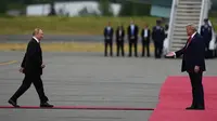 Presiden Donald Trump menyambut Presiden Rusia Vladimir Putin di Pangkalan Gabungan Elmendorf-Richardson, Alaska,&nbsp;Amerika Serikat, Jumat (15/8/2025). (Dok. AP/Julia Demaree Nikhinson)
