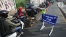 Antrean kendaraan yang hendak menjalani pemeriksaan selama penerapan Pembatasan Sosial Berskala Besar (PSBB) pada check point di Jalan RE Martadinata, perbatasan dengan wilayah Bogor, Tangerang Selatan, Sabtu (18/4/2020). Tangerang Raya melakukan  PSBB hingga 3 Mei 2020. (merdeka.com/Arie Basuki)