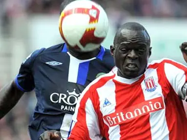Stoke City's Senegalese midfielder Abdoulaye Diagne-Faye clears from Blackburn Rovers' Congolese defender Christopher Samba during the EPL football match at the Britannia Stadium on April 18, 2009. AFP PHOTO/ANDREW YATES