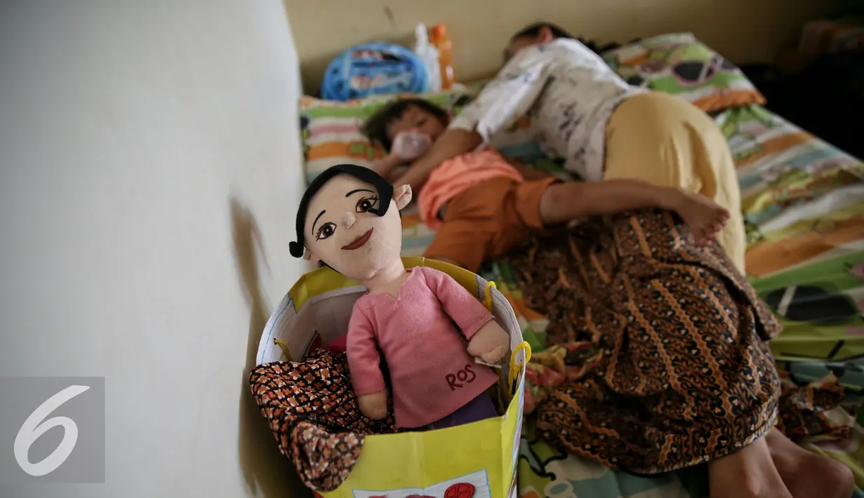 Anak tertidur didampingi pengasuh di rumah singgah Yayasan Kasih Anak Kanker Indonesia, Jakarta, Senin (15/2). Setiap tahun diperkirakan 250.000 anak terdiagnosis kanker dan 90.000 diantaranya meninggal. (Liputan6.com/Faizal Fanani)
