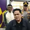 Ketua Umum PSSI, Erick Thohir hadir langsung di Stadion Si Jalak Harupat, Soreang, Kabupaten Bandung, Selasa (29/9/2026) malam, menyaksikan pertandingan Grup B FIFA ASEAN Cup 2026 antara Thailand dan Vietnam. (Bola.com/Erwin Snaz)