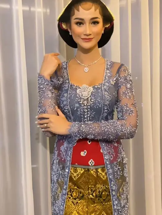 Nuansa khas Jawa menjadi tema yang diangkat oleh Ayu Maulida saat menjalani prosesi Midodareni. [@anarav.label]