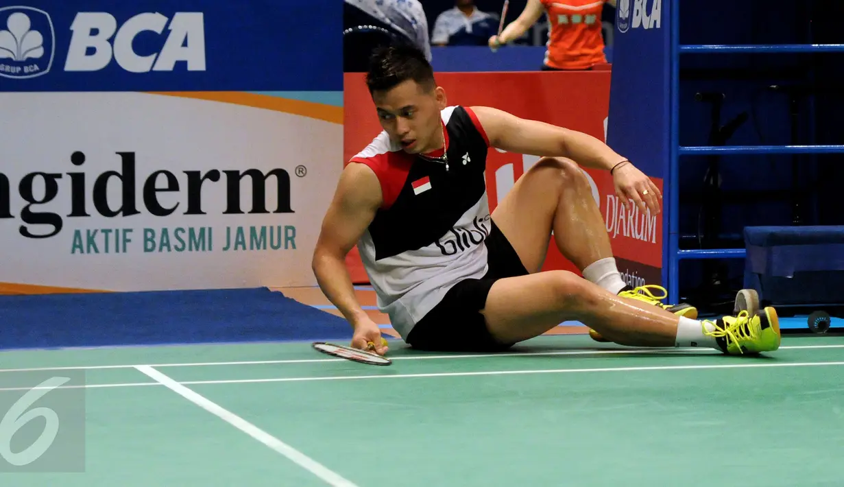 Ganda campuran Indonesia, Riky Widianto terjatuh saat laga melawan pemain Tiongkok Zhang Nan/Zhao Yunei di 16 besar BCA Indonesia Open 2016, Jakarta, Kamis (2/6/2016). Riky/Richi kalah 21-18, 16-21, 13-21. (Liputan6.com/Helmi Fithriansyah)