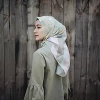 Ilustrasi tutorial hijab tanpa menggunakan banyak jarum pentul. (sumber foto: @megaiskanti/instagram)