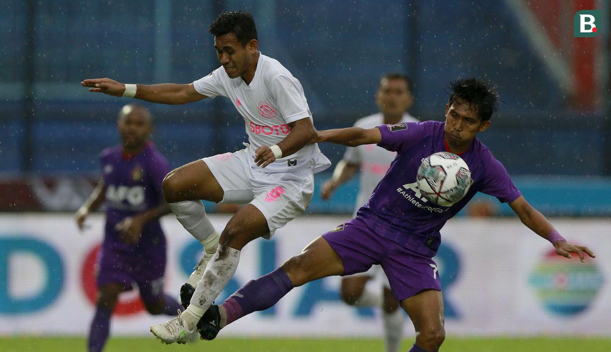 Pemain Persikabo 1973, M. Ali Koroy (kiri), berduel dengan pemain Persik Kediri, Yusuf Meilana Fuad Burhani dalam lanjutan pertandingan babak penyisihan Grup D Piala Presiden 2022 di Stadion Kanjuruhan, Malang, Jawa Timur, Minggu (12/6/2022). (Bola.com/Arief Bagus)