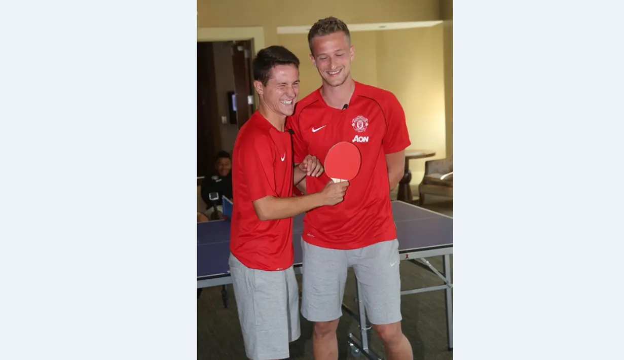 Ander Herrera dan Anders Lindegaard menghabiskan waktu senggang di sela-sela tur pra musim Manchester United di Amerika Serikat dengan bermain tenis meja. (Manutd.com)
