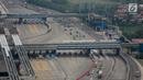 Pantauan udara bersama Whitesky Aviation kondisi lalu lintas terpantau lengang di Gerbang Tol Cikarang Utama, Jawa Barat, Senin (2/6/2019). Kendaraan di sekitar GT Cikarang Utama terlihat melaju dengan lancar baik dari arah Jakarta menuju ke Cikampek maupun sebaliknya. (Liputan6.com/Faizal Fanani)