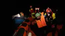 Penjaga pantai LSM Spanyol Open Arms menyelamatkan para migran dari perairan terbuka selama operasi di Laut Mediterania Minggu malam, 18 September 2022. Sekitar 200 migran dari negara-negara Suriah dan Afrika diselamatkan oleh organisasi tersebut. (AP/Petros Karadjias)