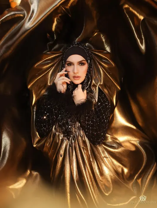 Ansambel beads dan bulu di bagian lengan dan hijab menambah kesan mahal dari Irish Bella [@fdphotography90]