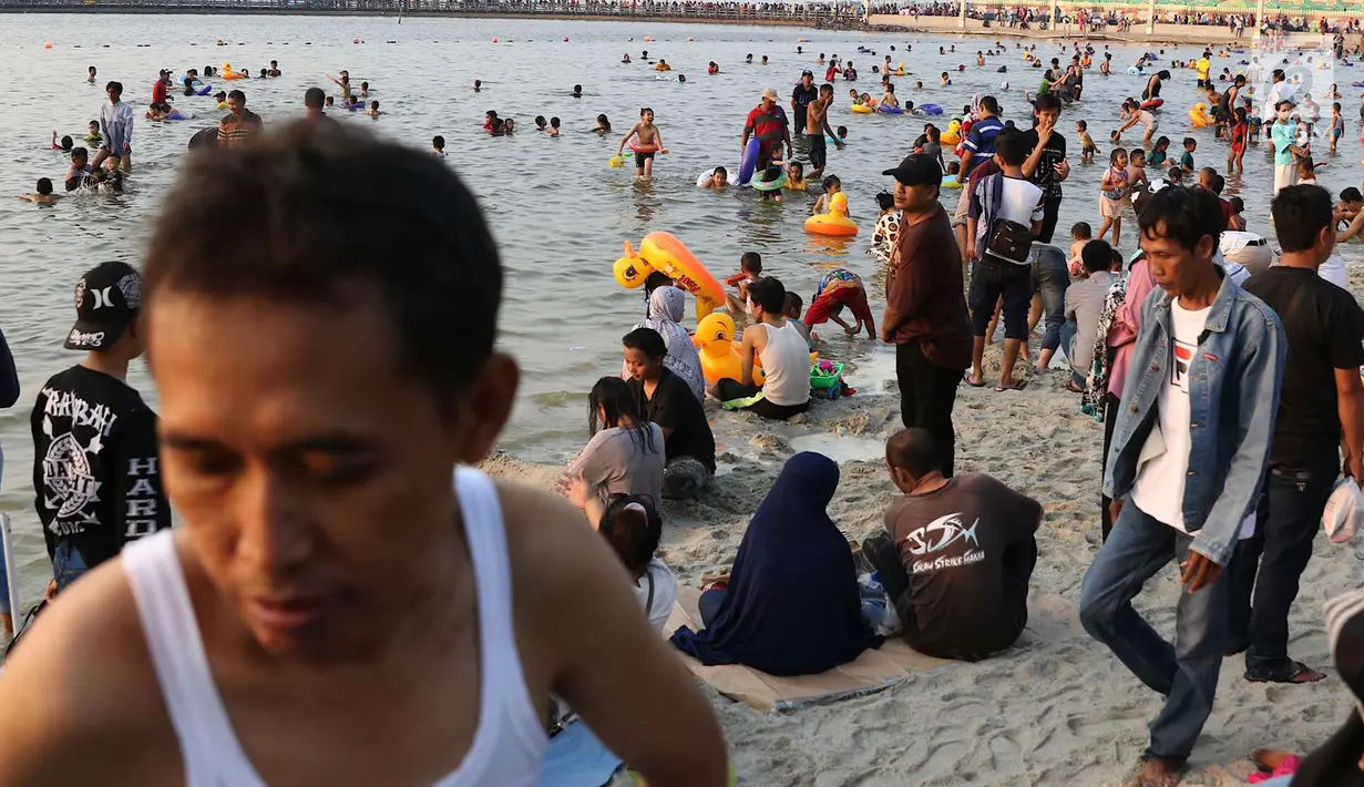 Aktivitas pengunjung di kawasan wisata Pantai Karnaval Ancol, Jakarta, Sabtu (16/6). H+1 libur Lebaran, jumlah pengunjung di Ancol mencapai 88.143 orang. (Liputan6.com/Immanuel Antonius)