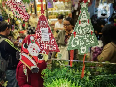 Pernak-pernik Natal menghiasi toko di Pasar Asemka, Glodok, Jakarta, Kamis (12/12/2019). Umat Kristiani mulai mendatangi pusat perbelanjaan untuk berburu pernak-pernik penghias rumah dan pohon Natal. (Liputan6.com/Faizal Fanani)