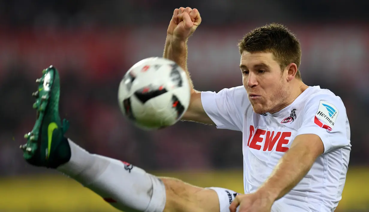 3. Dominique Heintz (Cologne), dengan tinggi 188 cm dirinya memiliki ukuran tubuh ideal untuk posisi bek tengah. Walau masih berusia 23 tahun, bek Jerman ini sudah melakukan 103 clearances sepanjang musim 2016/2017. (AFP/Patrik Stollarz)