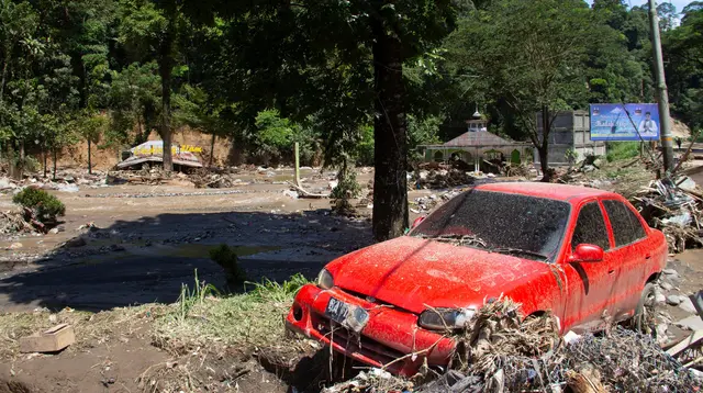 Banjir bandang terjadi pada Sabtu (11/5) malam menghantam tiga daerah, yaitu Agam, Tanah Datar, dan Padang Panjang. (AP Photo/Fachri Hamzah)