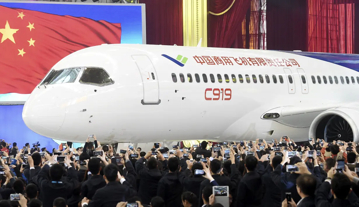 Para tamu mengambil gambar pesawat jet penumpang C919 yang dibuat oleh Commercial Aircraft Corp of China ( Comac) di Shanghai, China, (2/11/2015).  Comac meluncurkan Pesawat buatan Cina pertama dengan kapasitas 158 tempat duduk. (REUTERS/Stringer) 