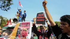 Massa dari Aliansi Indonesian Society for Humanity (ISFH) menggelar aksi di depan Istana Negara, Jakarta, Kamis (3/9/2015). Massa menolak kedatangan Presiden Mesir ke Indonesia terkait pelanggaran HAM dan demokrasi di Mesir. (Liputan6.com/Faizal Fanani)