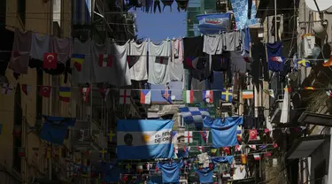 Bendera tim sepak bola Napoli, jersey pemain, dan bendera Argentina dipajang di Quartieri Spagnoli (lingkungan Spanyol), di Naples, Italia, Jumat, 24 Maret 2023. (AP Photo/Alessandra Tarantino)