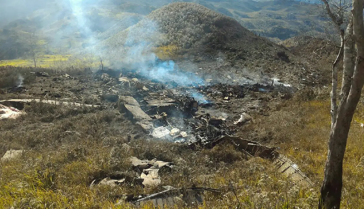 Puing-puing pesawat Hercules TNI AU yang jatuh di kawasan Wamena, Papua, Minggu (18/12). Sebanyak 12 kru dan 1 penumpang pesawat yang dalam sebuah misi perjalanan dari Timika ke Wamena itu dipastikan tewas. (HANDOUT/SEARCH AND RESCUE TEAM/AFP)