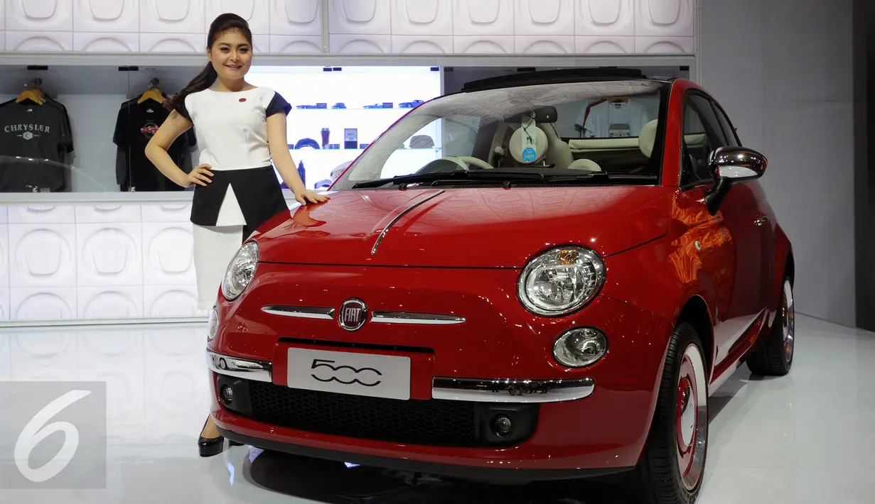 Seorang model bergaya di stand mobil Fiat yang dipamerkan di Indonesia International Motor Show 2015 di JI Expo Kemayoran Jakarta, Rabu (19/8/2015). Puluhan merek kendaraan ternama ikut ambil bagian dalam IIMS 2015. (Liputan6.com/Helmi Fithriansyah)