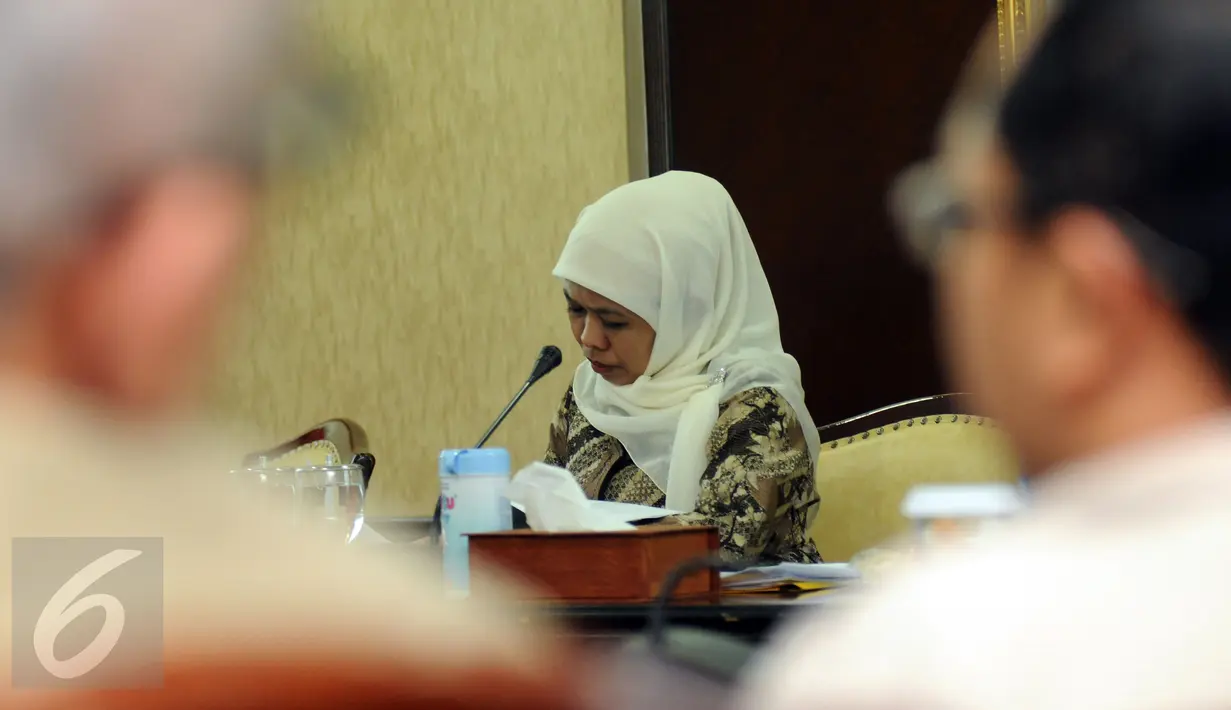 Menteri Sosial RI, Khofifah Indar Parawansa mempelajari materi pada Forum Koordinasi Pemberdayaan Komunitas Adat Terpencil di Jakarta, Rabu (4/11/2015). Forum membahas sejumlah permasalahan dan solusi terkait KAT. (Liputan6.com/Helmi Fithriansyah)