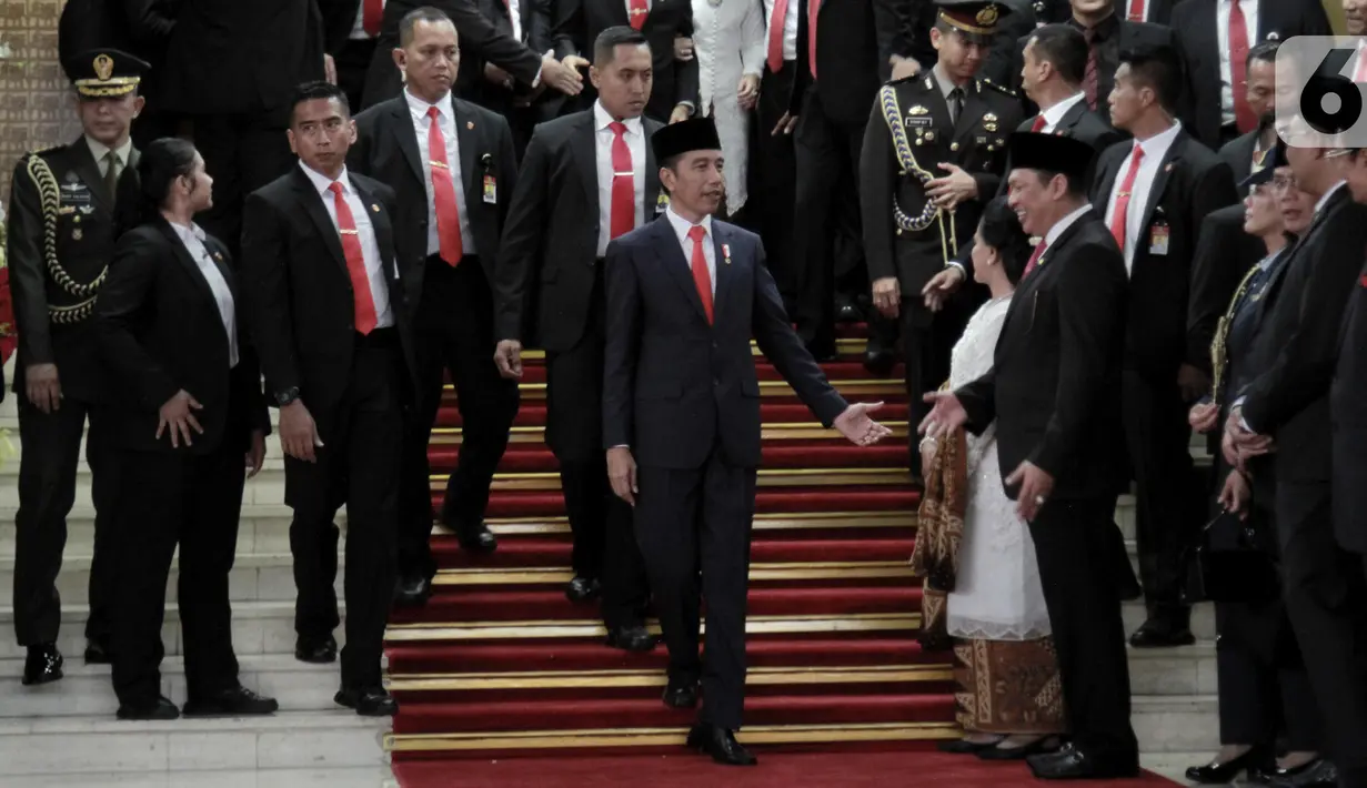 Joko Widodo atau Jokowi (tengah) saat hendak meninggalkan Gedung Nusantara usai dilantik sebagai Presiden RI periode 2019-2024, Jakarta, Minggu (20/10/2019). Jokowi dan Ma'ruf Amin resmi dilantik sebagai Presiden dan Wakil Presiden RI periode 2019-2024. (merdeka.com/Iqbal Nugroho)