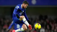 Pemain Chelsea Jorginho menendang bola saat melawan Bournemouth pada pertandingan sepak bola Liga Inggris di Stadion Stamford Bridge, London, Inggris, 27 Desember 2022. Chelsea mengalahkan Bournemouth dengan skor 2-0. (AP Photo/Kin Cheung)