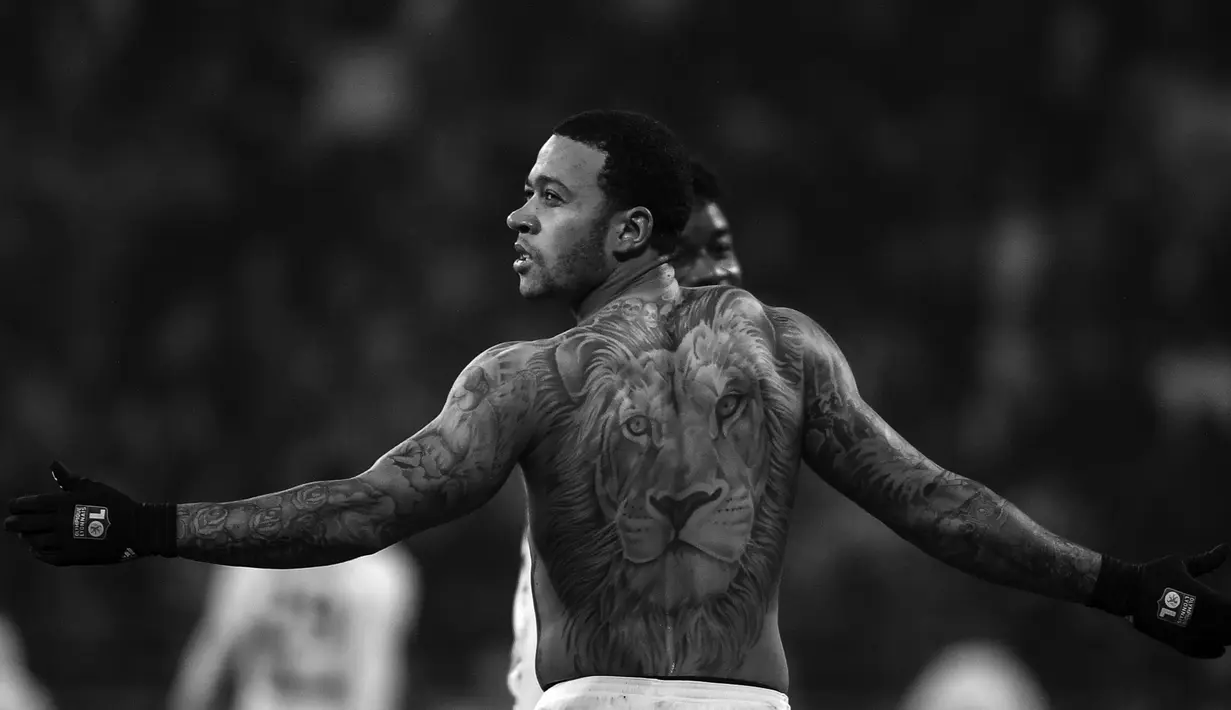 Pemain Olympique Lyonnais, Memphis Depay memiliki tato bergambar kepala Singa, Tato singa ini mempresentasikan saya. Saya memiliki jiwa layaknya seekor singa. Saya mendapatkan tato ini ketika saya berada di MU.. (AFP/Jeff Pachoud)