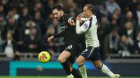 Pemain Tottenham, Xavi Simons, berduel dengan pemain Manchester City, Rayan Cherki, pada laga Liga Inggris, Minggu (1/2/2026). (AP Photo/Richard Pelham)