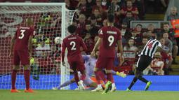 Liverpool ketinggalan terlebih dahulu dari Newcastle United lewat gol pemain anyar asal Swedia Alexander Isak pada menit ke-38. Gol berawal dari Jordan Henderson yang kehilangan bola dan akhirnya dikuasai Shane Longstaff. Bola pun lantas dikirimkan ke Alexander Isak lewat sebuah umpan terobosan yang mampu dituntaskan menjadi gol. (AP/Jon Super)