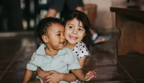 Tumbuh di Keluarga yang Sama, Mengapa Kepribadian Anak Berbeda?